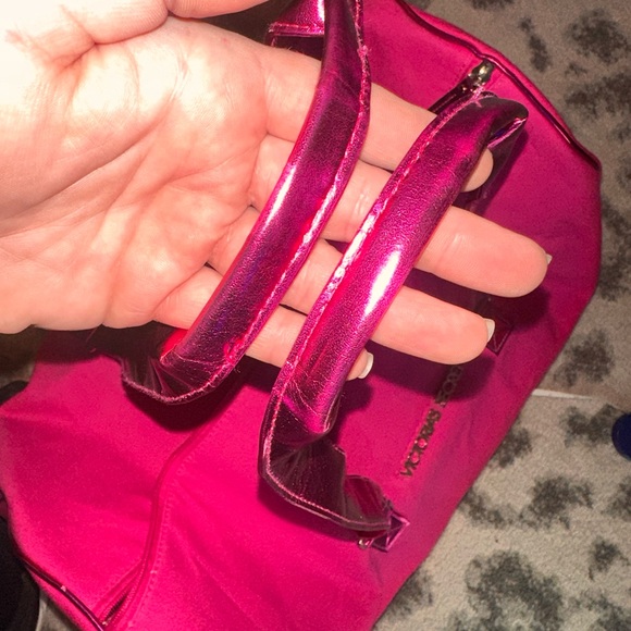 Victoria’s Secret extra large pink duffel bag NWOT - like new, never used! - Picture 3 of 9